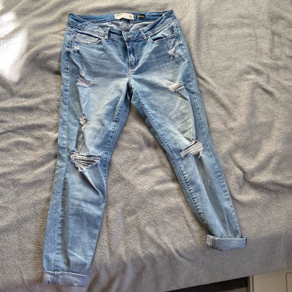 Women’s Mid Rise Ripped Skinny Jeans - Picture 2 of 3